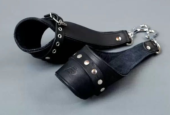 Чёрные кожаные наручники для подвешивания - 0