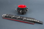 Поддвернутые чёрные наручники с застежкой-ремешком и красной изнанкой - 0