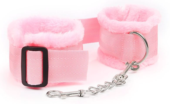 Розовые меховые наручники на регулируемых черных пряжках - 0