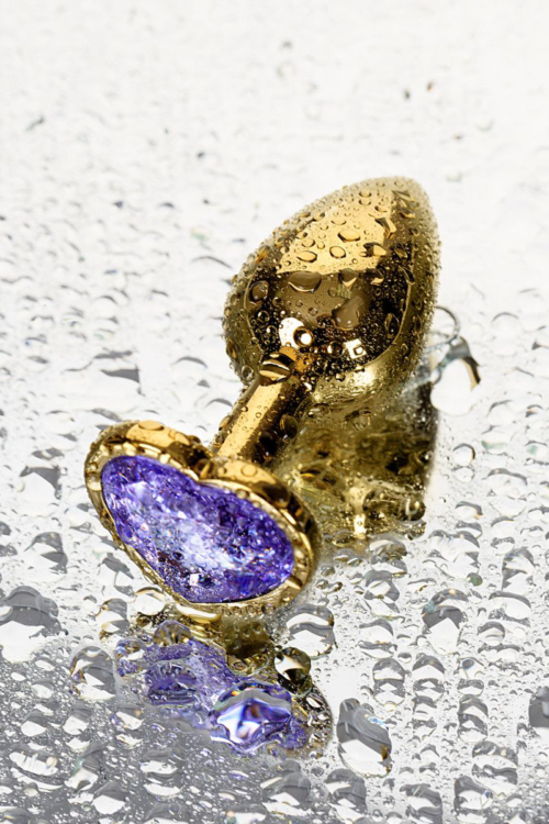 Золотистая анальная втулка с фиолетовым кристаллом-сердечком - 7 см. - 1