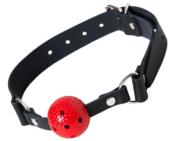 Красный кляп-шарик на черном регулируемом ремешке - 0