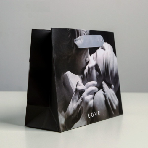 Маленький бумажный подарочный пакет LOVE - 15 х 12 см. - 1