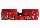 Красные наручники с фиксацией на двух карабинах - 2